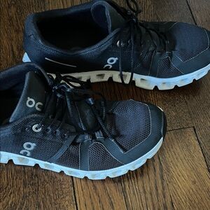 On Running / Oncloud Women’s Black and White Athletic Shoes